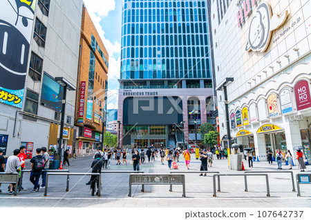 [東京] 聳立在新宿的東急歌舞伎町塔 107642737