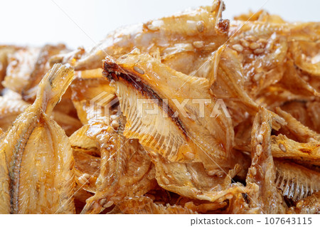 Sardine cracker 107643115