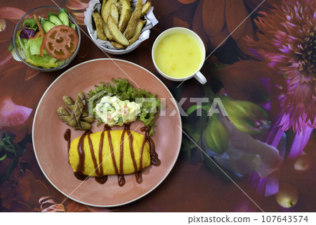 午餐 歐姆蛋飯 馬鈴薯沙拉 炸薯條 玉米湯 107643574