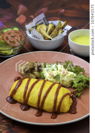 午餐 歐姆蛋飯 馬鈴薯沙拉 炸薯條 玉米湯 立式 午餐 歐姆蛋飯 馬鈴薯沙拉 炸薯條 玉米湯 立式 107643575