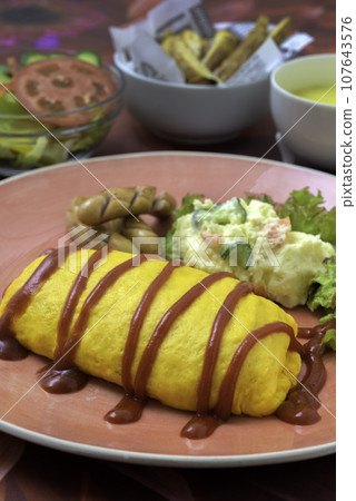 午餐 歐姆蛋飯 馬鈴薯沙拉 炸薯條 玉米湯 立式 107643576