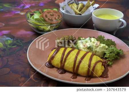 午餐 歐姆蛋飯 馬鈴薯沙拉 炸薯條 玉米湯 107643579