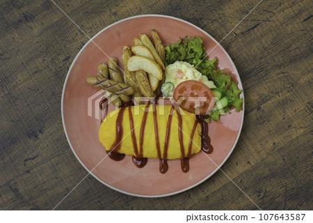 午餐 歐姆蛋飯 馬鈴薯沙拉 炸薯條 玉米湯 午餐 歐姆蛋飯 馬鈴薯沙拉 炸薯條 玉米湯 107643587
