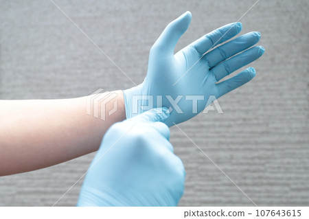 A man wearing nitrile gloves 107643615
