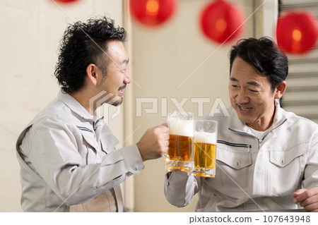 Workers toasting with beer. Thank you for your hard work! ! 107643948