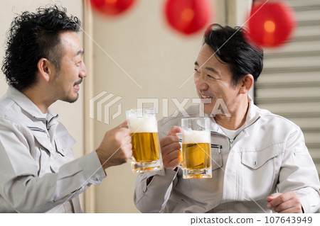 Workers toasting with beer. Thank you for your hard work! ! Workers toasting with beer. Thank you for your hard work! ! 107643949