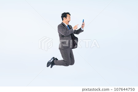一位中年商人一邊看著智慧型手機一邊跳躍（剪紙 PNG 也有售！請參閱作者簡介） 107644750