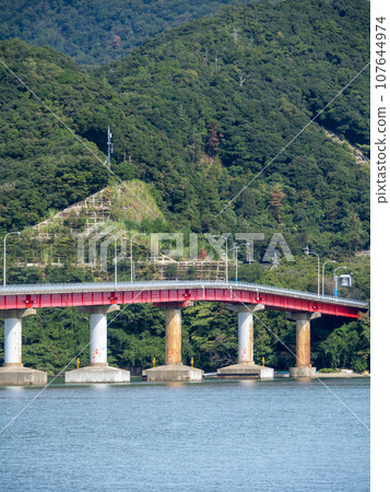 Aoto Ohashi Bridge (bridge that connects National Route 27 and Inumizaki on the Oshima Peninsula) and Obama Bay. Oi Town, Oi District, Fukui Prefecture. (Vertical composition) 107644974