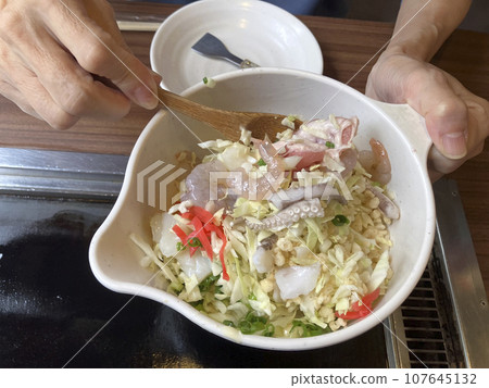 Mix the ingredients of okonomiyaki 107645132