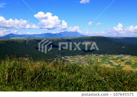 Aso, Kumamoto Prefecture, View from the popular scenic spot "Kabuto Rock Observation Deck" along the Milk Road, Aso Five Mountains, rural scenery 107645575