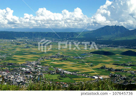 熊本縣阿蘇，從牛奶之路沿線的熱門景點「兜岩展望台」眺望阿蘇五山、田園風光 107645736