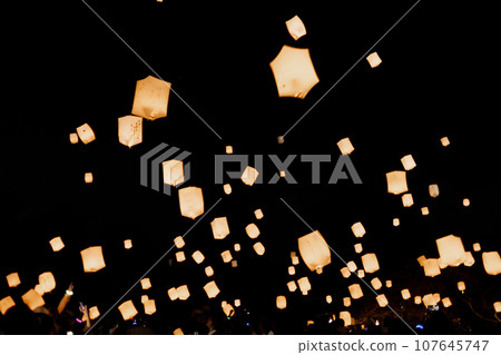 夢幻般的天燈升入夜空 夢幻般的天燈升入夜空 107645747