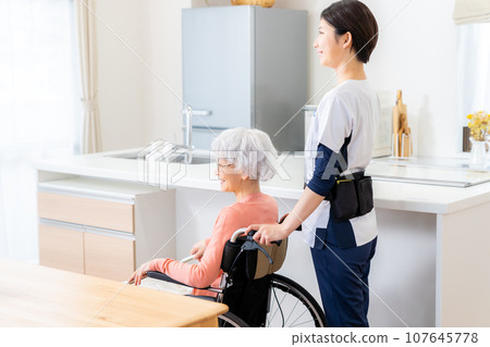 年輕的助手和高級婦女依sn 107645778