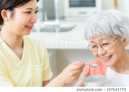 照顧者準備飯菜 107645779