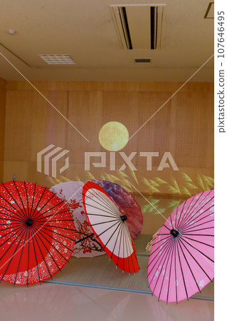 日式形象、美麗的日式傘和十五號晚上賞月 107646495