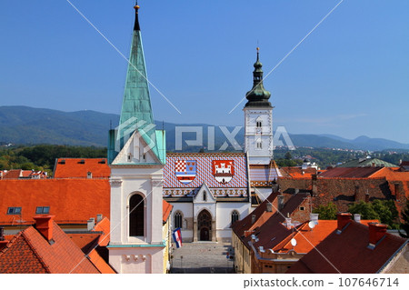 從南歐克羅埃西亞首都薩格勒布 Gornjigrad 區的 Lotrszczak 塔欣賞聖馬可教堂和舊城區的景色 107646714