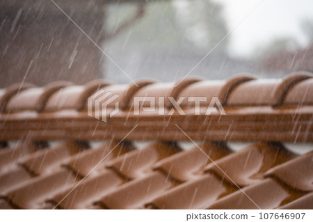 大雨滴打在屋頂瓦片上的圖像 | 雨圖像 | 大雨圖像 107646907