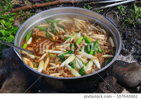 在河床上品嚐山形秋天的當地味道...... Imoni 在河床上品嚐山形秋天的當地味道...... Imoni 107648902