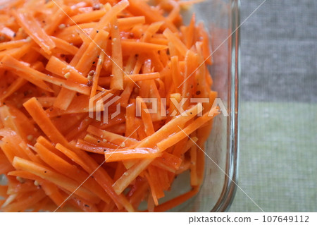 marinated carrot salad 107649112