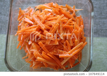 marinated carrot salad 107649114
