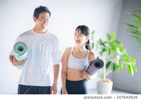 參加健身俱樂部的男性和女性 107649926