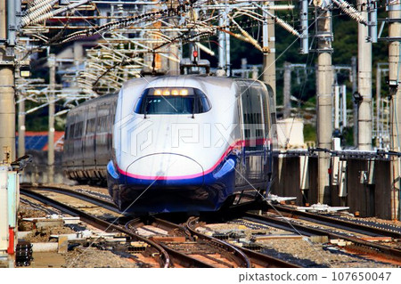 Tohoku Shinkansen bottleneck...E2 series Shinkansen passing through the at-grade intersection at Fukushima Station Tohoku Shinkansen bottleneck...E2 series Shinkansen passing through the at-grade intersection at Fukushima Station 107650047