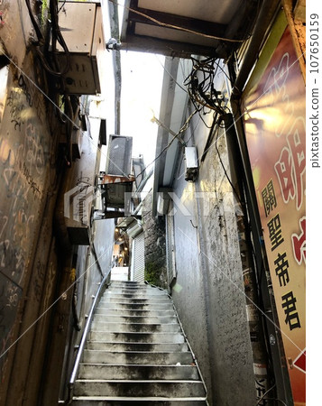 Alley in Jiufen, Taiwan 107650159