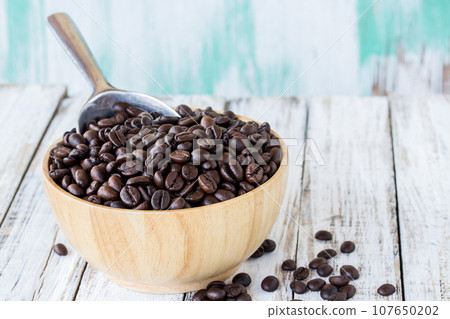 Big stainless steel scoop of coffee beans 107650202