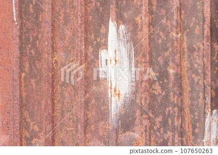 A rusty corrugated iron metal texture 107650263