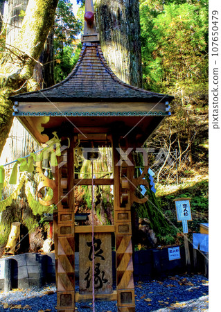 [栃木]秋天的日光二荒山神社良緣鐘 107650479