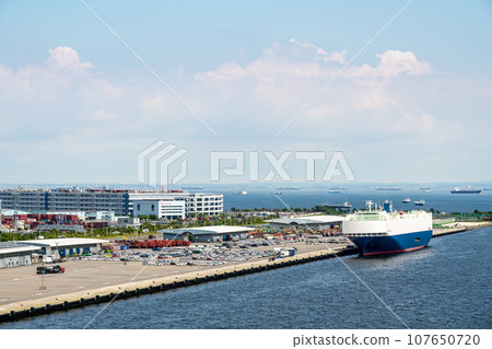 [Kanagawa Prefecture] Daikoku Wharf where large ships are anchored 107650720