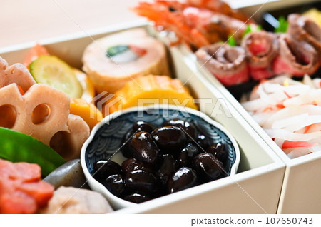 簡單的手工製作的雙人份禦膳，裝在白色盒子裡 107650743