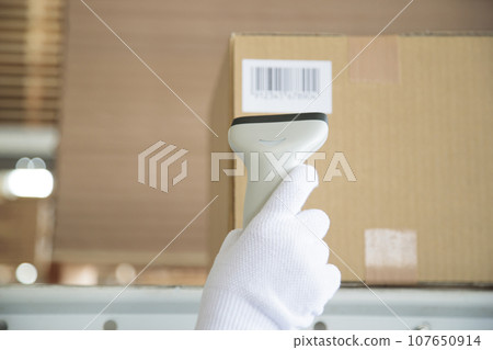 在倉庫裡進行揀貨工作的工人的手 107650914