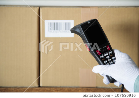 在倉庫裡進行揀貨工作的工人的手 107650916