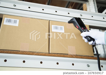 在倉庫裡進行揀貨工作的工人的手 107650917