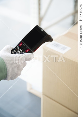 在倉庫裡進行揀貨工作的工人的手 107650920