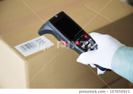 在倉庫裡進行揀貨工作的工人的手 107650921