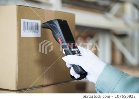 在倉庫裡進行揀貨工作的工人的手 107650922