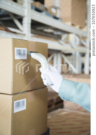 在倉庫裡進行揀貨工作的工人的手 107650923