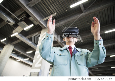 年輕工人在倉庫使用 VR 107650956