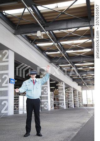 年輕工人在倉庫使用 VR 107650957