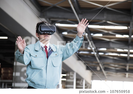 Young worker using VR in a warehouse 107650958