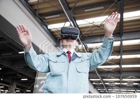 Young worker using VR in a warehouse 107650959