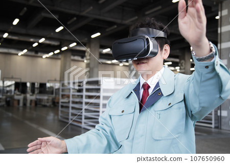 Young worker using VR in a warehouse 107650960