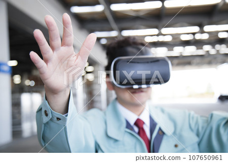 Young worker using VR in a warehouse 107650961