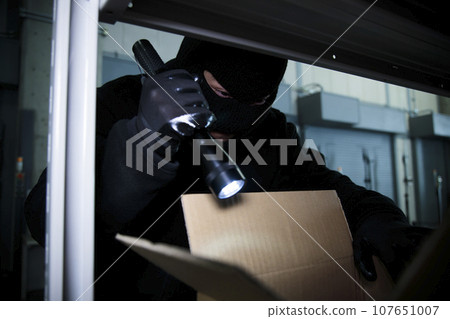 A man robs a warehouse A man robs a warehouse 107651007