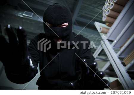 A man robs a warehouse 107651009