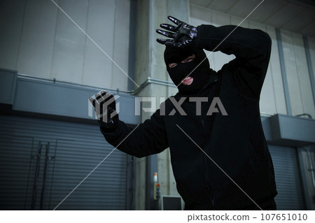 A man robs a warehouse 107651010