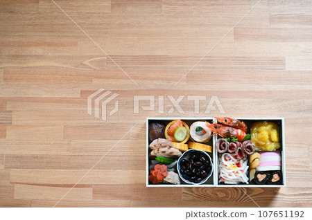 Simple handmade osechi for two people packed in a white box 107651192