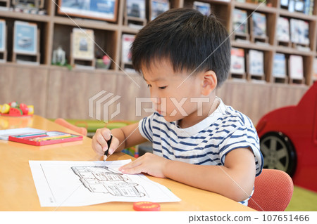 男孩在玩著色書 男孩在玩著色書 107651466